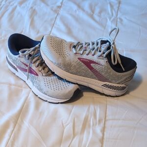 Womens Brooks Shoes/ Size 8